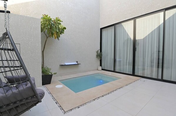 Una piscina cubierta