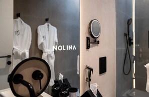 Ducha, artículos de higiene personal gratuitos, zapatillas y toallas