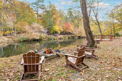  Riverfront Oasis 4bd 3.5ba• Pool• Fire Pit • Hot Tub • Sauna