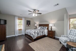 4 室のベッドルーム、デスク、アイロン / アイロン台、WiFi (無料)