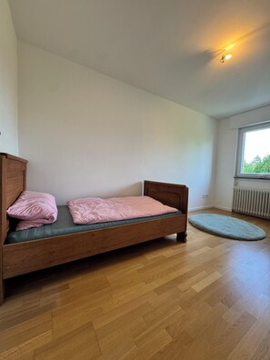 3 bedrooms, internet, bed sheets