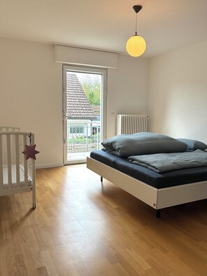 3 Schlafzimmer, Reisekinderbett, kostenloses WLAN, Bettwäsche