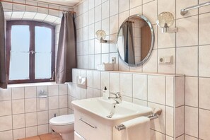 Shower, towels - Apartment 'Alpaka Erlebnishof' with Shared Terrace, Private Garden and Wi-Fi (Dinkelsbühl)