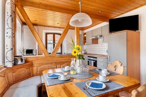 Dining - Apartment 'Alpaka Erlebnishof' with Shared Terrace, Private Garden and Wi-Fi (Dinkelsbühl)