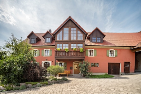 Exterior. Alpaca Experience – Peaceful Country Retreat with Animal Encounters & Terrace