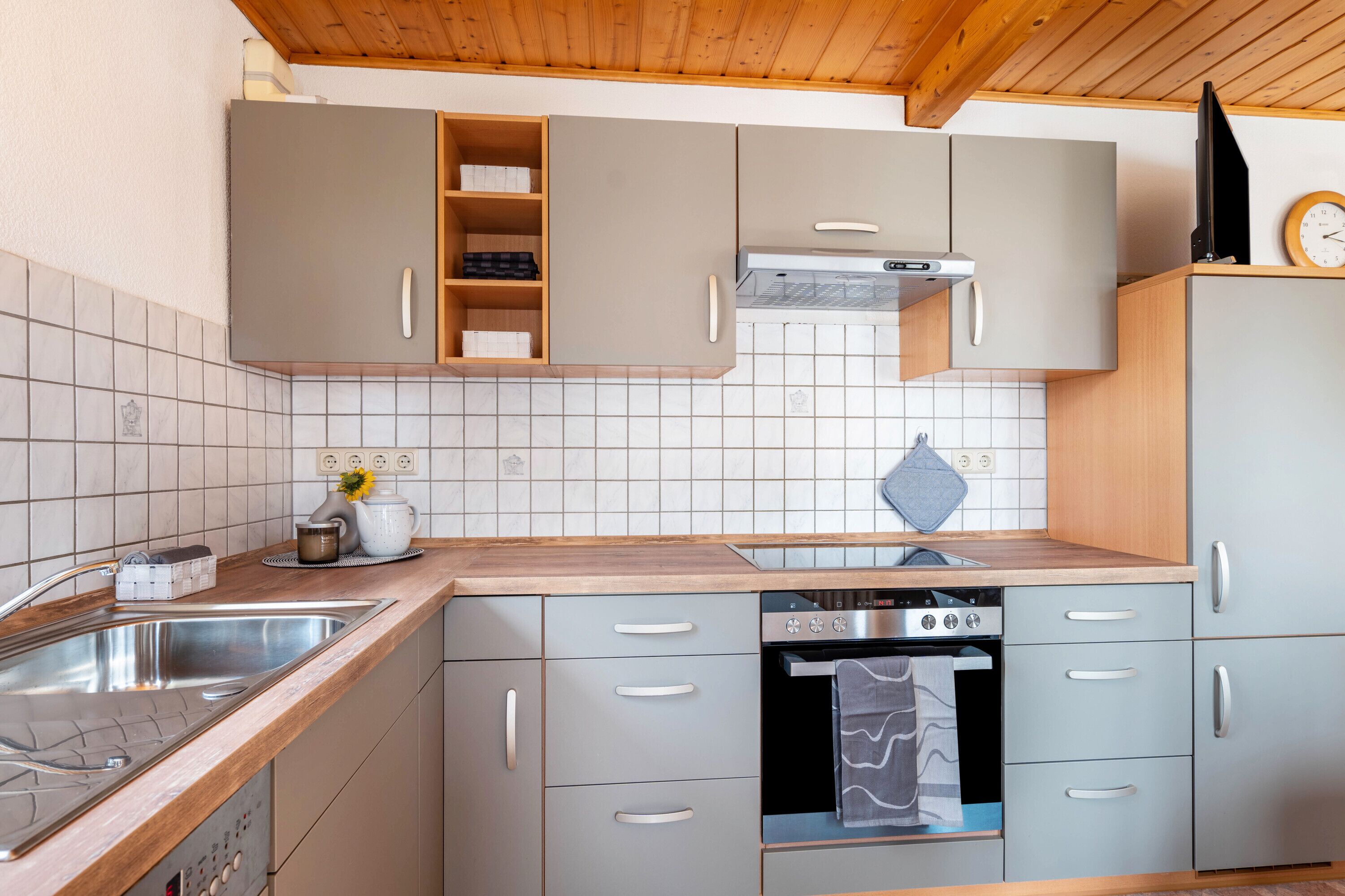 Frigorífico, microondas, horno y placa de cocina