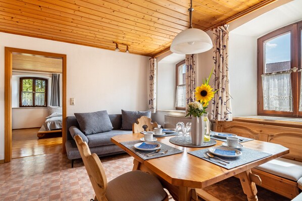 Dining - Apartment 'Alpaka Erlebnishof' with Shared Terrace, Private Garden and Wi-Fi (Dinkelsbühl)