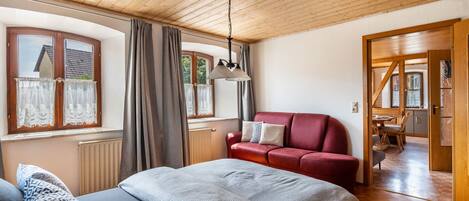 2 عدّة غرف نوم وواي فاي وملاءات أسرّة