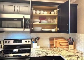 Réfrigérateur, four à micro-ondes, un four, surface de cuisson