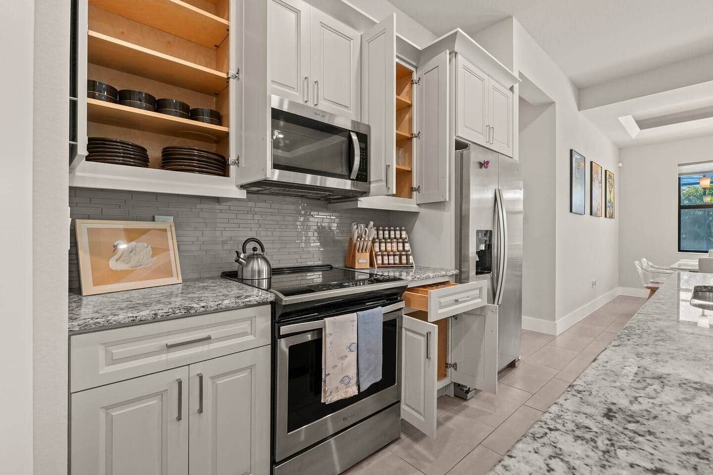 Een oven, kookgerei, borden en bestek