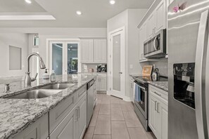 Four, batterie de cuisine, vaisselle et ustensiles