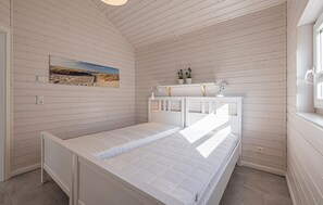 3 bedrooms, travel crib