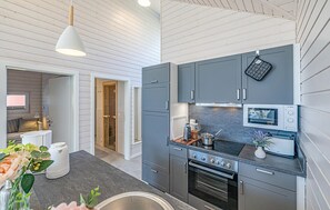 Kjøleskap, kokeplater, oppvaskmaskin og kaffetrakter/tekoker