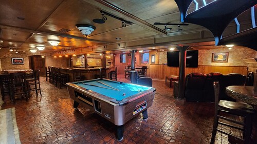3-Bedroom Downtown apartment with Game Room