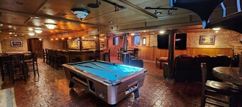 3-Bedroom Downtown apartment with Game Room
