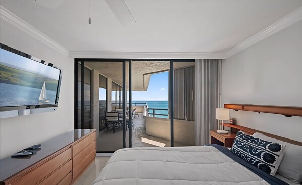 3 bedrooms, free WiFi, bed sheets - 3-bedroom Oceanfront Palm Beach Condo with Pool & Steps to the Beach (Palm Beach)