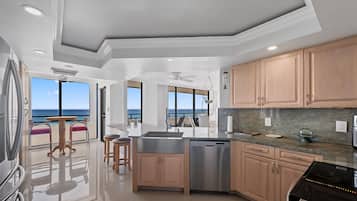 Jääkaappi, mikroaaltouuni, uuni, liesi