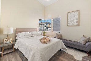 3 bedrooms, iron/ironing board, internet, bed sheets