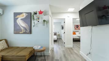 2 kamar tidur, setrika/meja setrika, Wi-Fi gratis, dan seprai linen
