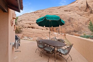 Outdoor dining - Westwater Hideaway - Three Master Suites! (Moab)