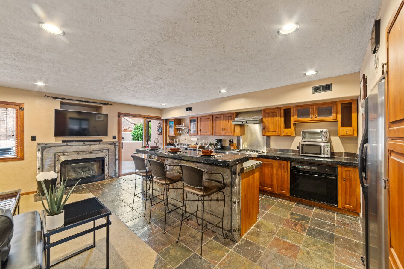 Réfrigérateur, four à micro-ondes, un four, surface de cuisson