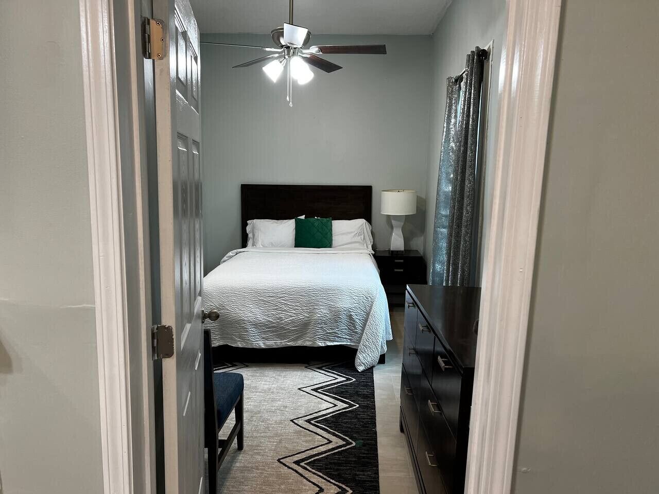 2 bedrooms, desk, iron/ironing board, WiFi