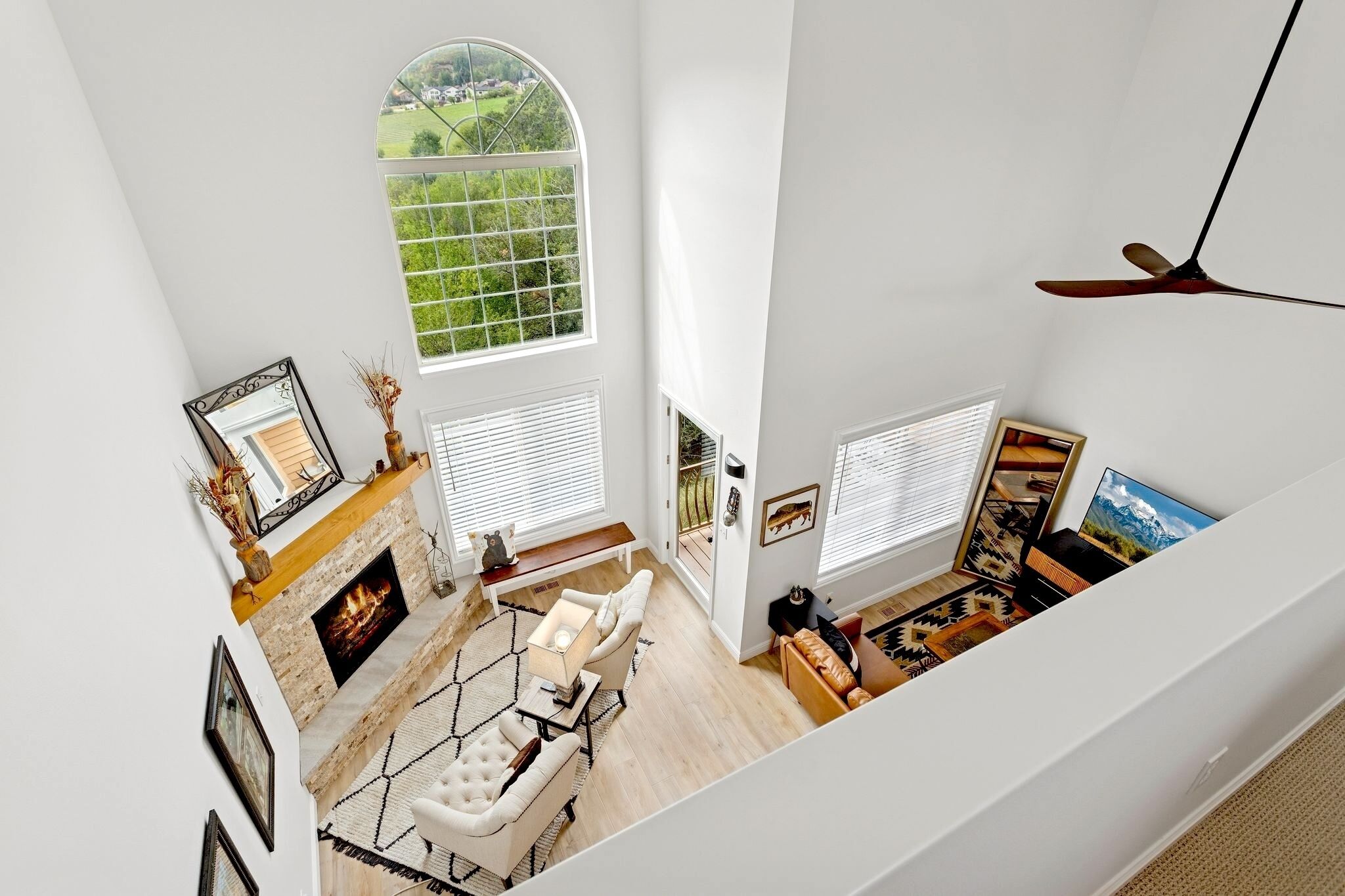 Televisie en een open haard