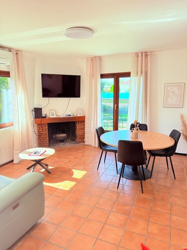 T3 family house, heated pool, large enclosed garden