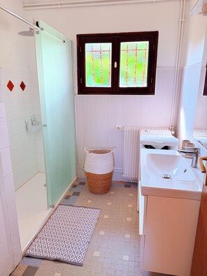 Een douche, een haardroger, handdoeken, zeep