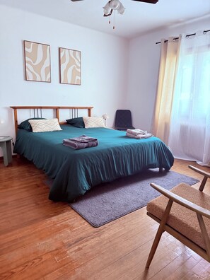 2 bedrooms, travel cot, free WiFi, bed sheets
