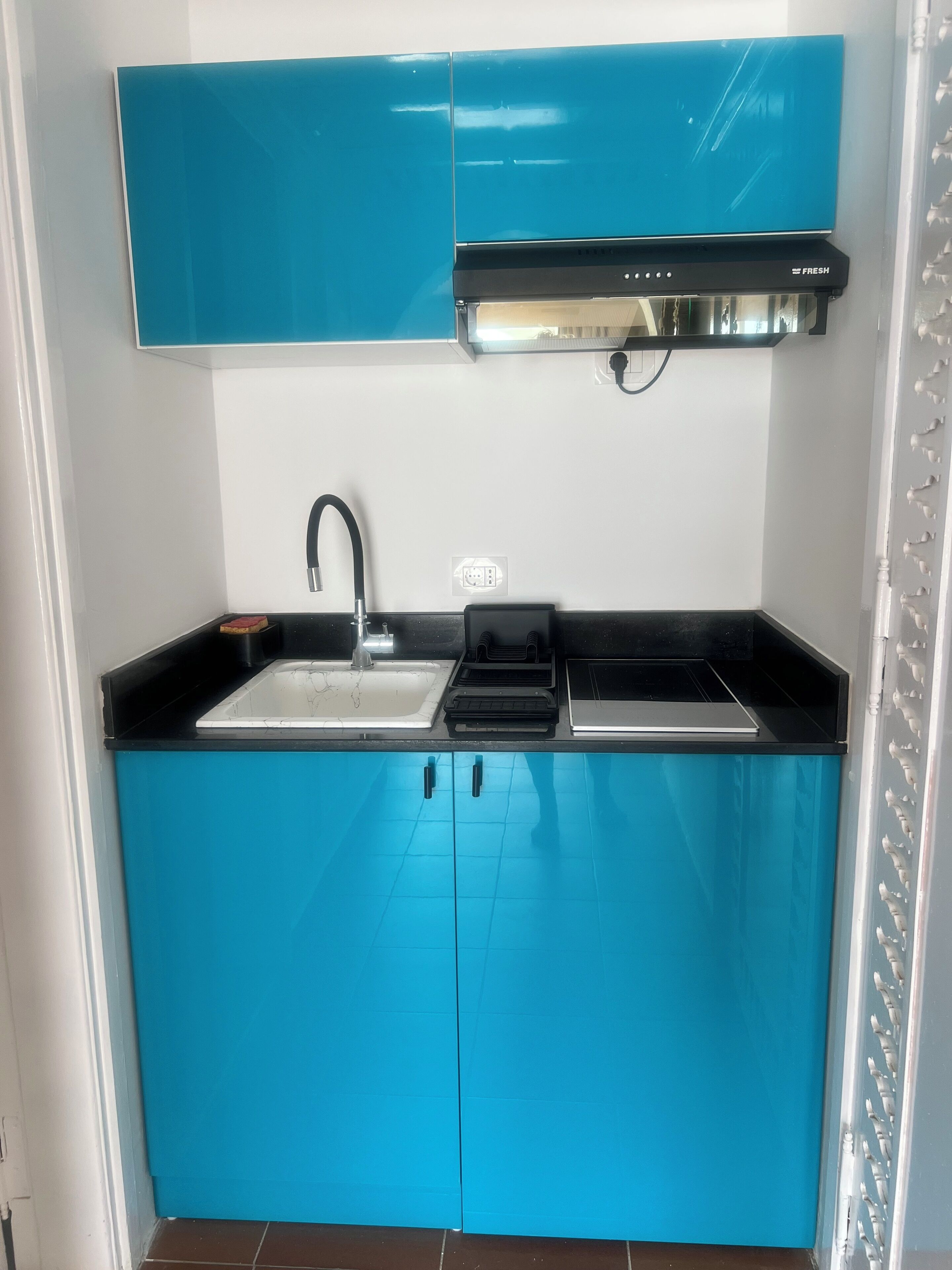 Geladeira, micro-ondas, cooktop, cafeteira/chaleira