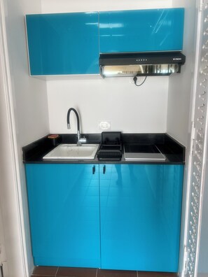 Fridge, microwave, stovetop, coffee/tea maker