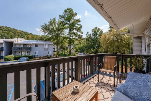 Spacious Retreat Minutes from Samford