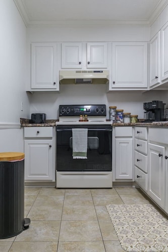 Spacious Retreat Minutes from Samford