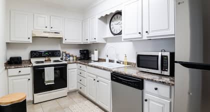 Spacious Retreat Minutes from Samford