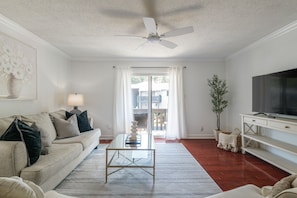 Living area - Spacious Retreat Minutes from Samford (Birmingham)