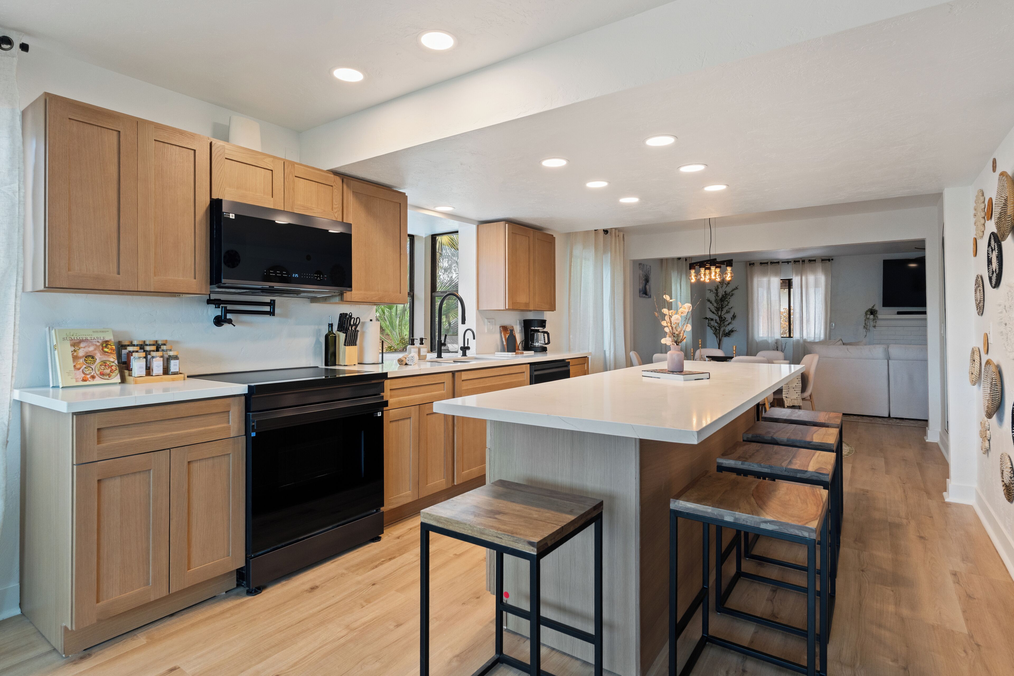 Een magnetron, een oven, een kookplaat, een vaatwasser