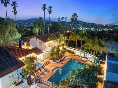 Luxury 5BR Villa - Pool, Spa, Movie Theater, Game Room, Bar, & Outdoor Dining