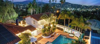 Luxury 5BR Villa - Pool, Spa, Movie Theater, Game Room, Bar, & Outdoor Dining