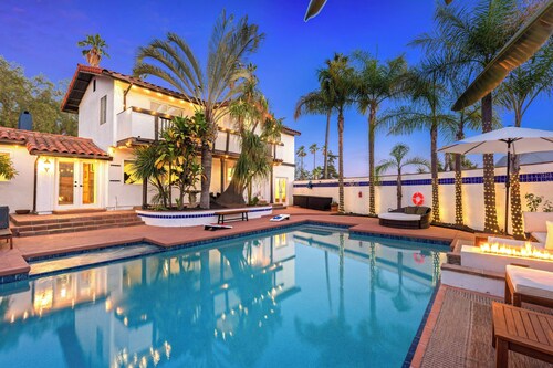 Luxury 5BR Villa - Pool, Spa, Movie Theater, Game Room, Bar, & Outdoor Dining