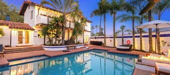 Luxury 5BR Villa - Pool, Spa, Movie Theater, Game Room, Bar, & Outdoor Dining