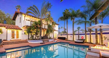 Luxury 5BR Villa - Pool, Spa, Movie Theater, Game Room, Bar, & Outdoor Dining