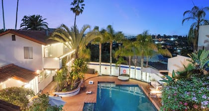 Luxury 5BR Villa - Pool, Spa, Movie Theater, Game Room, Bar, & Outdoor Dining