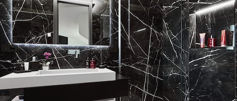 Kostenlose Toilettenartikel, Haartrockner, Bademäntel, Hausschuhe