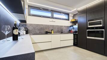 Kühlschrank, Mikrowelle, Ofen, Herdplatte