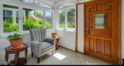 Fabulous Safe Basement studio with Wifi n parking for in charming Newark