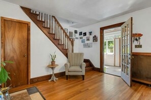 Interior - Fabulous Safe Basement studio with Wifi n parking for in charming Newark (Newark)