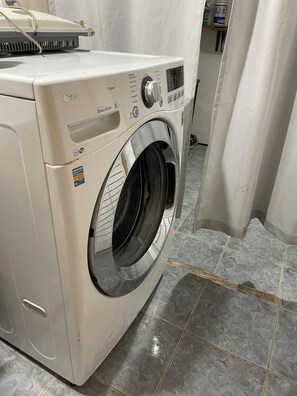 Interior - Fabulous Safe Basement studio with Wifi n parking for in charming Newark (Newark)