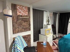 Interior - Fabulous Safe Basement studio with Wifi n parking for in charming Newark (Newark)