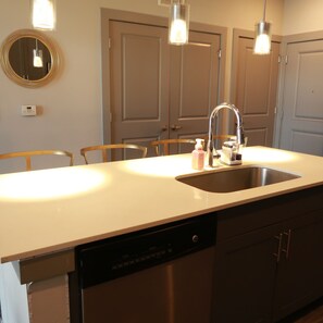 Microondas, horno, placa de cocina, lavavajillas